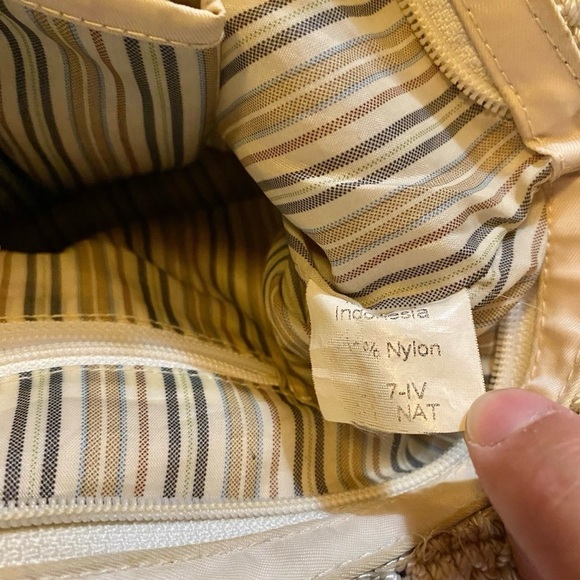 The Sak Vintage Small Crocheted Bag Beige Color Zippered Pockets - Picture 11 of 12